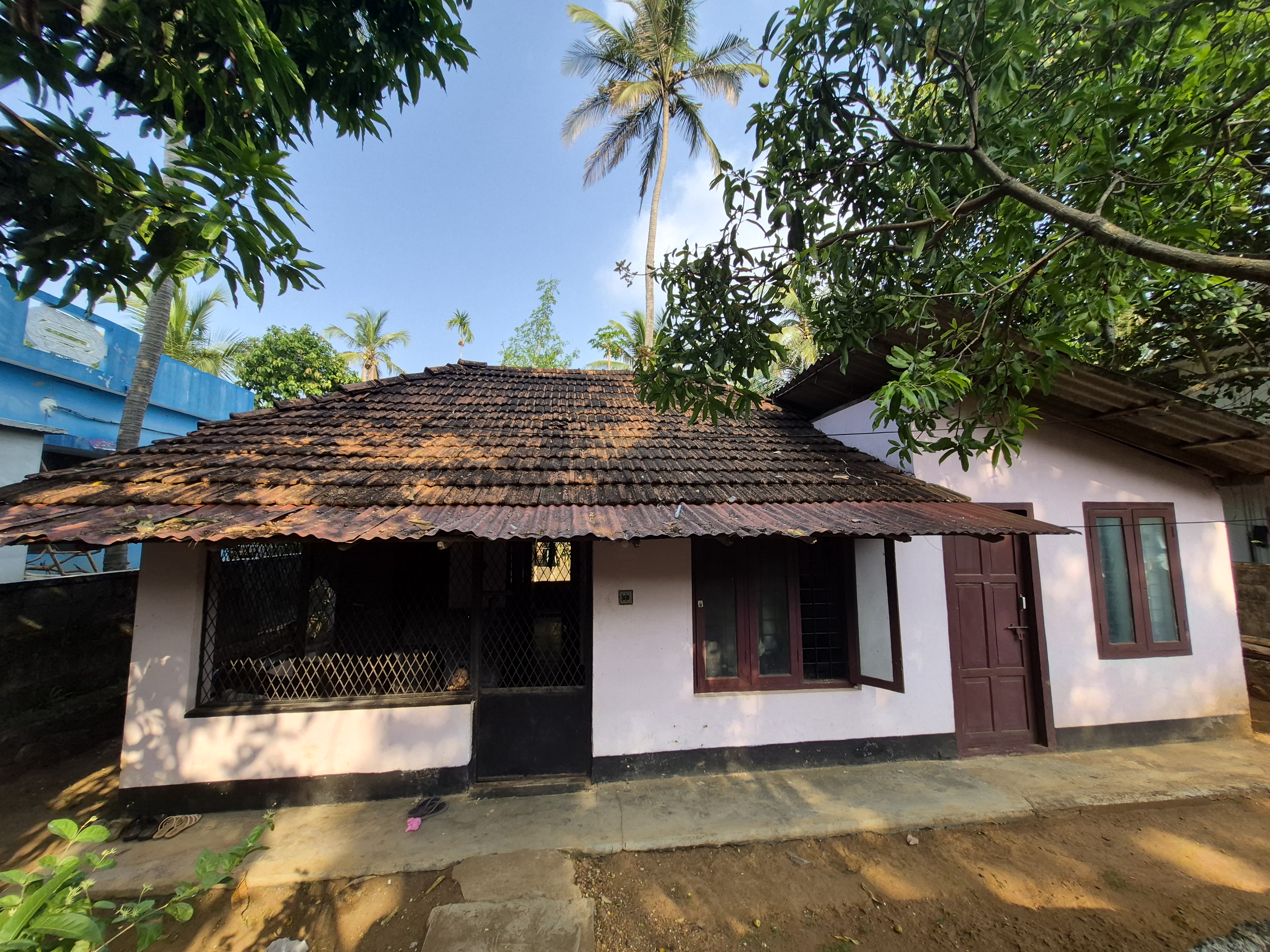 THRISSUR MULAYAM | OLD HOUSE & 7 CENT LAND FOR SALE | HIGHWAY - 2.4 KM | TAR ROAD FRONTAGE |