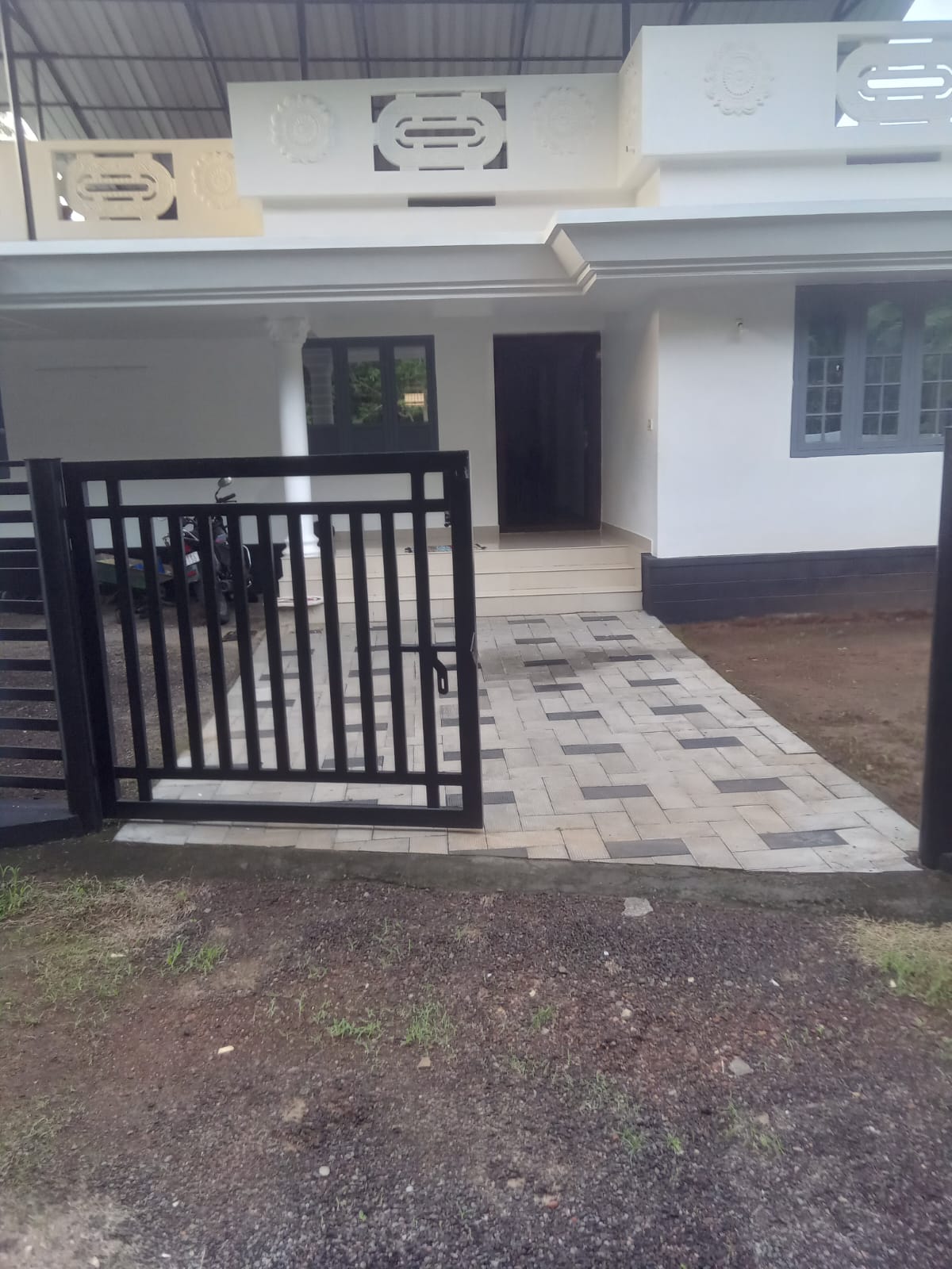 PONGANAMKADU THRISSUR |  8 CENT | 1300 SQFT | 3 BHK 2 BATHROOMS ATTACHED 1 COMMON BATHROOM